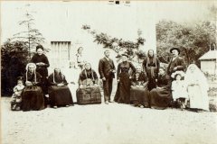 Photo de communiantes avec leurs familles devant l'abbaye