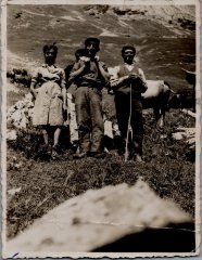 Photo d’Angèle et Ponce MOCCAND avec les vaches 