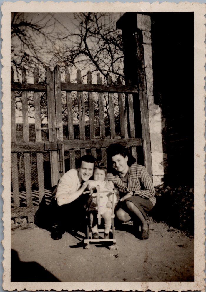 Photo de Marcelle FONTENELLE avec un homme et un enfant 