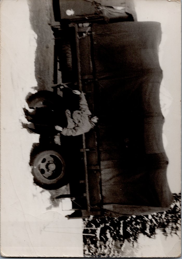 Photo d’André MOCCAND devant un camion militaire