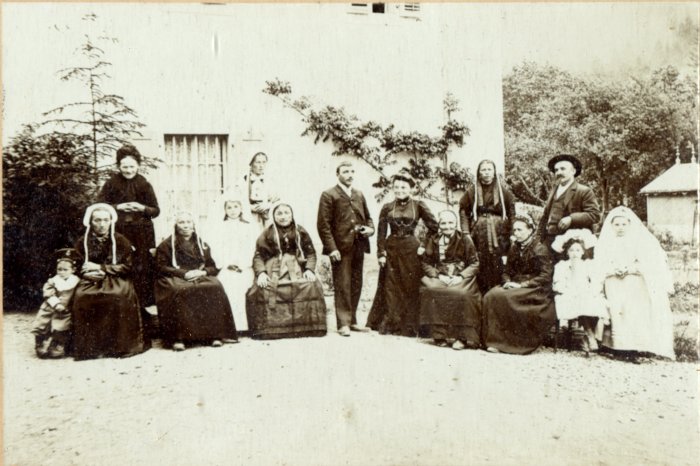 Photo de communiantes avec leurs familles devant l'abbaye