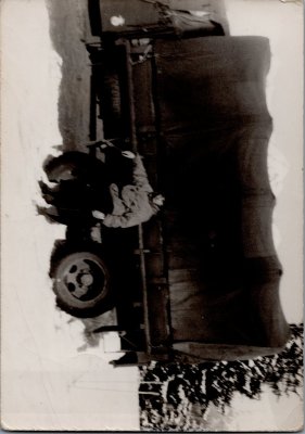 Photo d’André MOCCAND devant un camion militaire