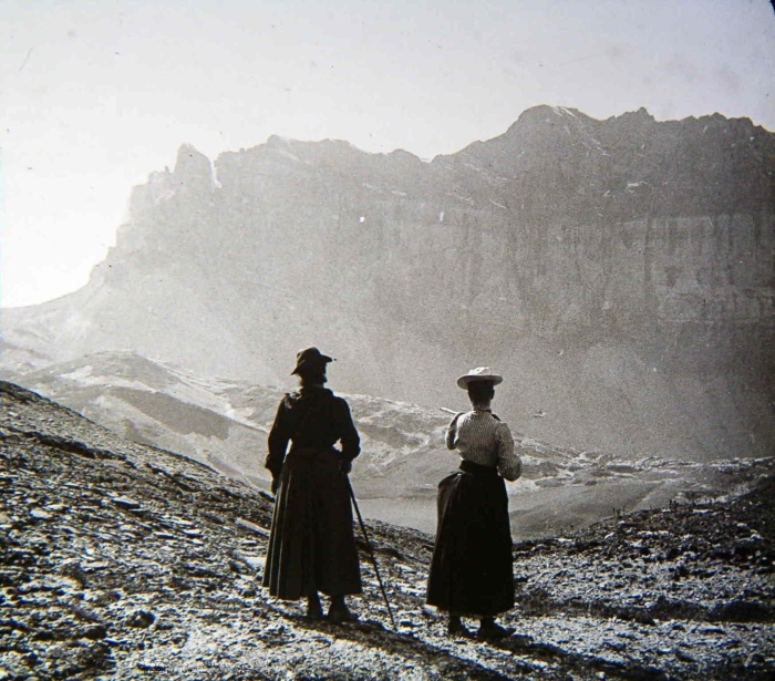 Photo de deux femmes face à la chaine des Fiz