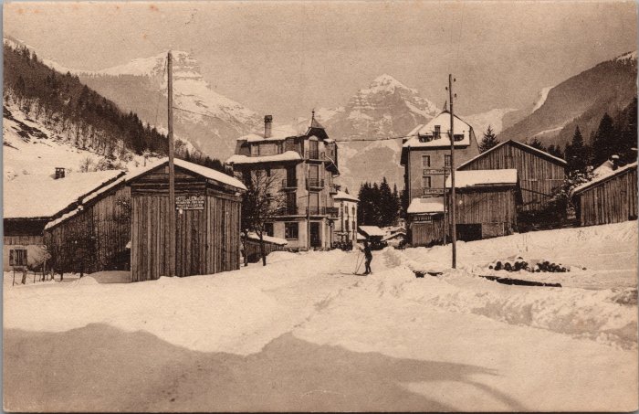 Carte postale de Sixt l'hiver Avenue de la Gare