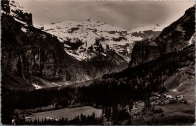 Le Cirque du Fer-à-Cheval et le village du Frenalay