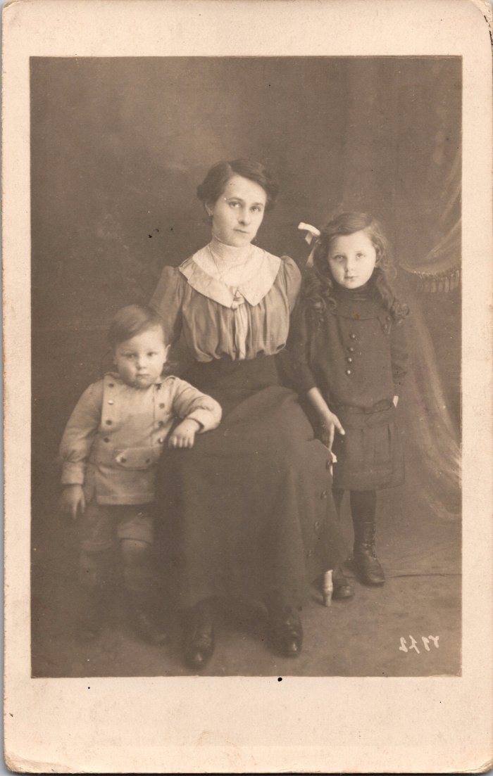 Photo de Mélanie, Yvonne et Maurice MOCCAND à Paris en 1915