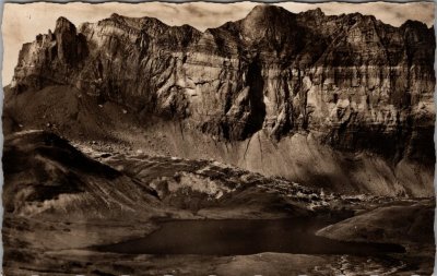 Vue sur le lac d’Anterne et la Chaine des Fiz