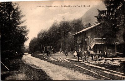 Coupage de bois devant la Cantine du Fer à Cheval