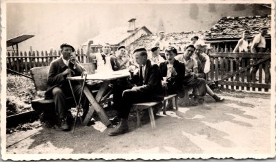 Photo d'un groupe d'hommes autour d'une table