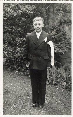 Portrait d'un jeune garçon communiant