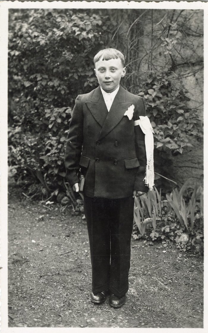 Portrait d'un jeune garçon communiant