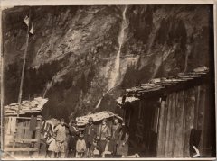 Photo de la Cantine des Fonds avec un groupe de personnes