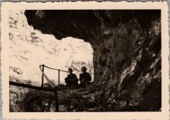 Photo de deux hommes dans le Pas de Sales