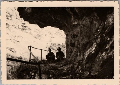 Photo de deux hommes dans le Pas de Sales