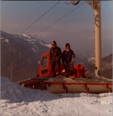 RAYMOND Joseph et MOGENIER Jean Pierre sur la dameuse aux Vagnys