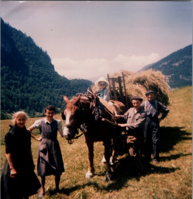 Foin dans le pré de Salvagny -1964