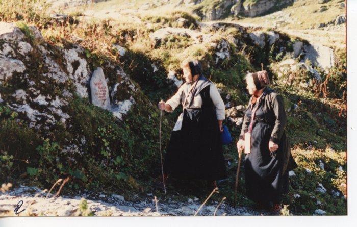 Anna MOGENIER et une amie à Sales