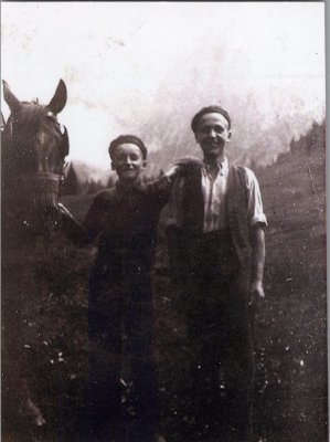 Photo de Joseph et Noel MOGENIER avec le cheval aux Fonts - 1938