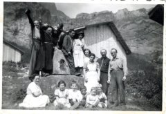 Photo de groupe devant l'oratoire du Boret avec Mr le curé