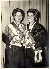 Photo d'Odette et Denise ROUGE, demoiselle d'honneur à l'élection des Duchesses de Savoie - 1956