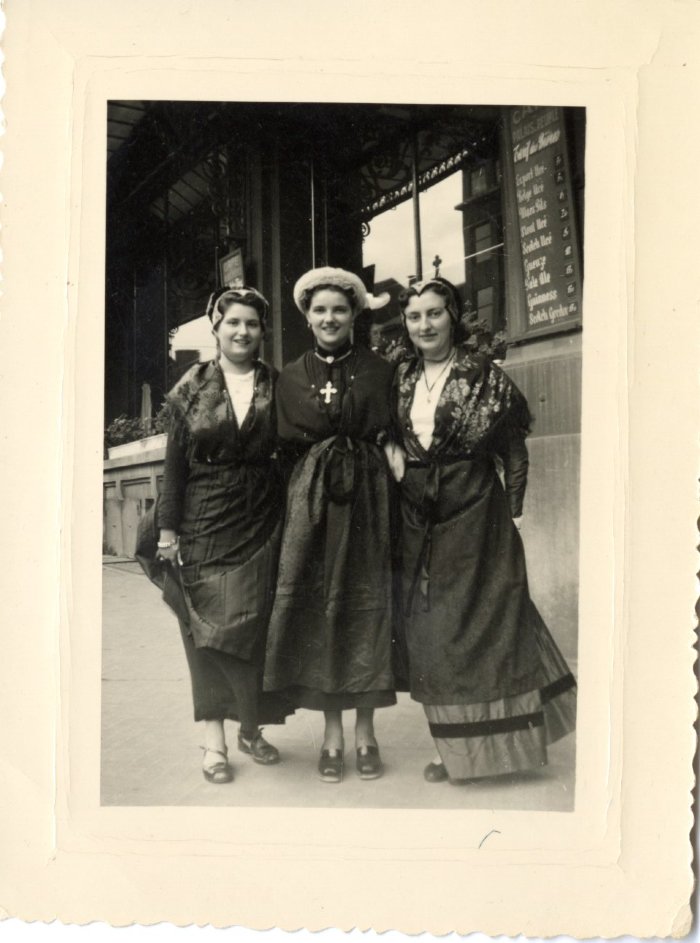 Odette et Denise ROUGE à Chareleroi (Belgique) en 1954