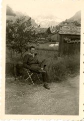 Armand POGGIA devant l'hôtel des Cimes