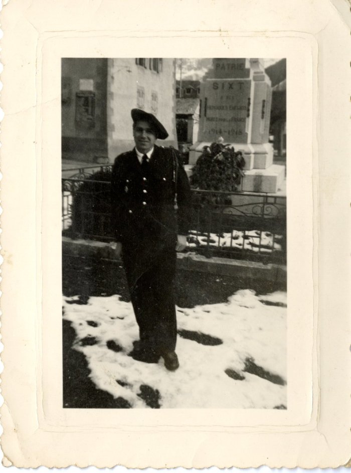 Lino POGGIA devant le monument aux morts