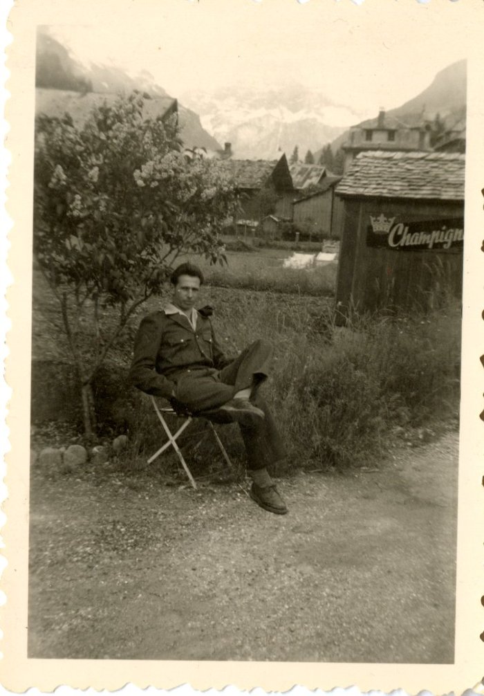 Armand POGGIA devant l'hôtel des Cimes