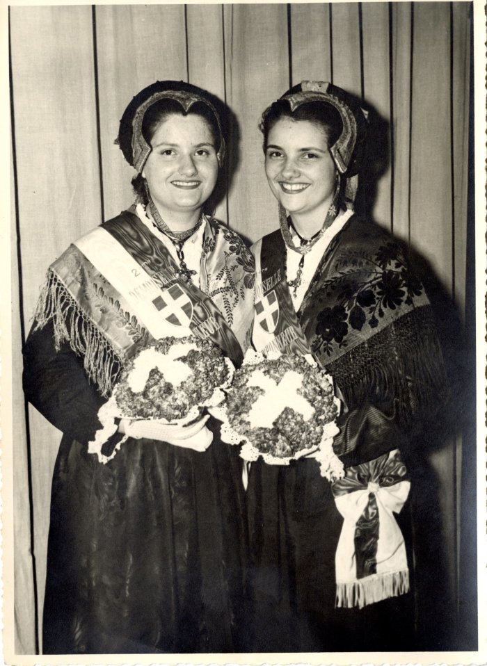 Photo d'Odette et Denise ROUGE, demoiselle d'honneur à l'élection des Duchesses de Savoie - 1956