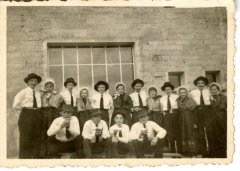 Photo de groupe du Folklore de Sixt dans les années 60