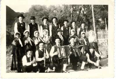 Photo de groupe du Folklore à Viuz -1958